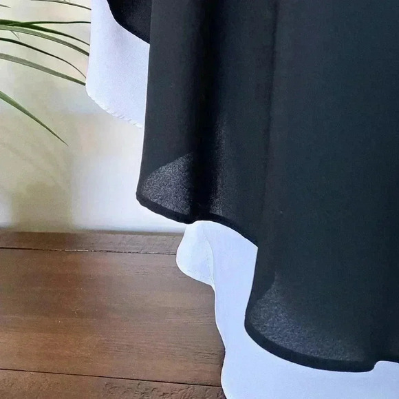 ❤ Beautiful Flowy Nygard Blouse  Small Black White Top - Picture 2 of 11